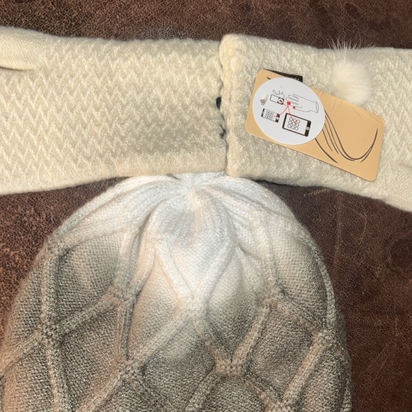 Cable Knit Green Color Fade to Cream Beanie & Touch Screen Glove Set by UGGs Aus - Picture 4 of 4